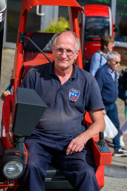 Hollandmarkt 2026: Ein Mann sitzt auf einem kleinen roten Fahrzeug