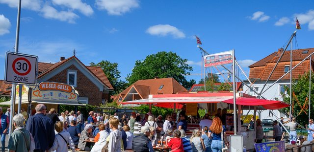 Hollandmarkt 2026: Viele Besucherinnen und Besucher am Weser-Grill