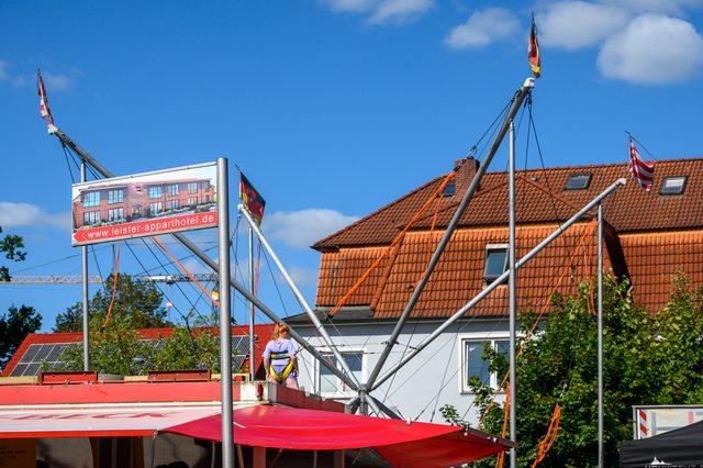 Hollandmarkt 2026: Fahnen und Aufbau über dem Weser-Grill