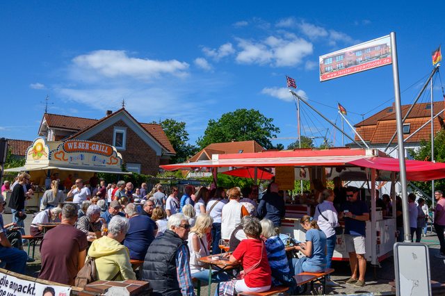 Hollandmarkt 2026: Gäste genießen die Sonne an den Tischen