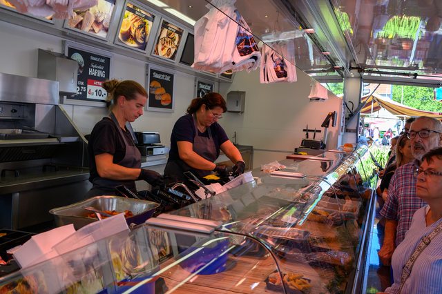 Hollandmarkt 2026: Fisch und weitere Spezialitäten an einer Verkaufstheke