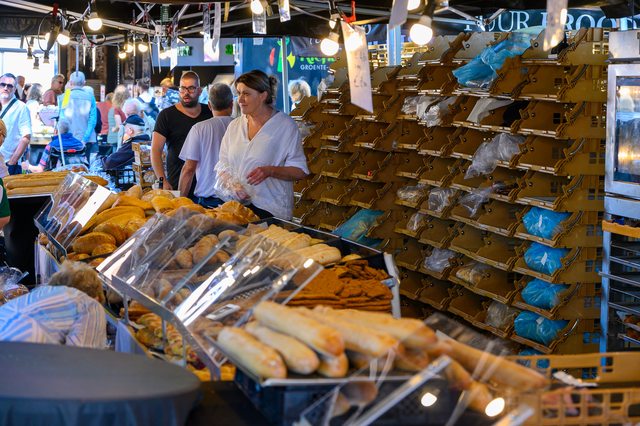 Hollandmarkt 2026: Backwaren in großen Auslagen