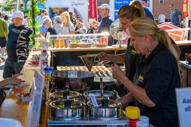 Hollandmarkt 2026: Frische Zubereitung von Speisen am Stand