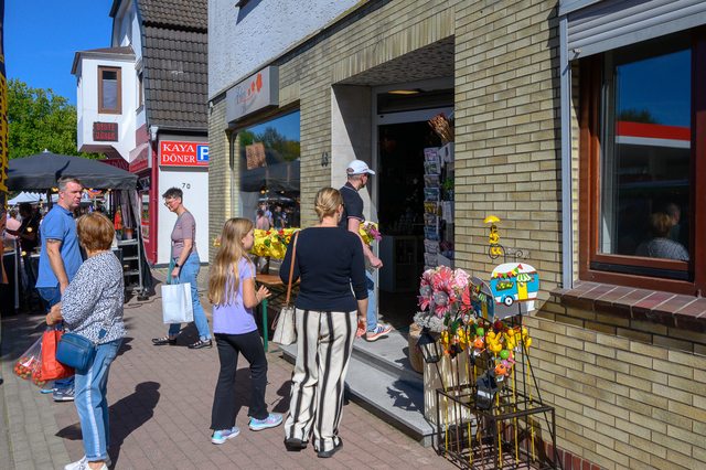 Hollandmarkt 2026: Besucherinnen und Besucher vor einem Leester Geschäft