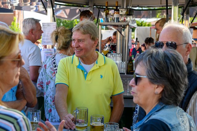 Hollandmarkt 2026: Menschen kommen an einem Tisch miteinander ins Gespräch