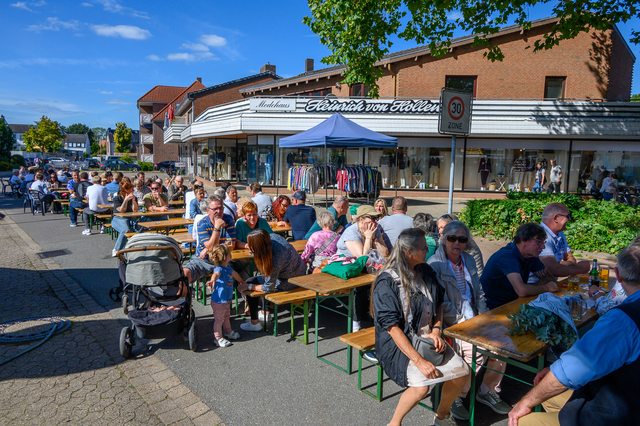 Hollandmarkt 2026: Gäste an den Tischen auf der sonnigen Marktstraße